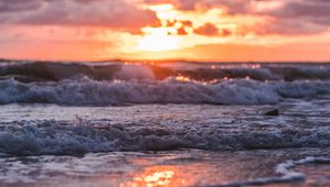 Preview wallpaper sunset, sea, waves, beach, sun, cloud