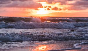 Preview wallpaper sunset, sea, waves, beach, sun, cloud