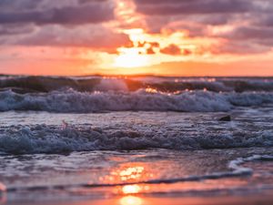 Preview wallpaper sunset, sea, waves, beach, sun, cloud