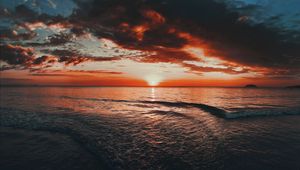 Preview wallpaper sunset, sea, waves, horizon, dusk