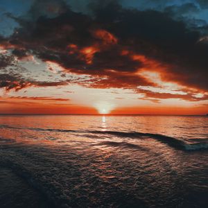 Preview wallpaper sunset, sea, waves, horizon, dusk