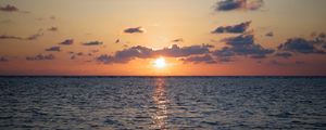 Preview wallpaper sunset, sea, waves, sun, clouds