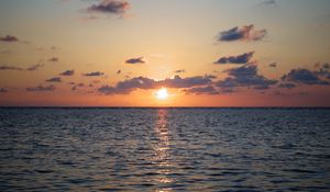 Preview wallpaper sunset, sea, waves, sun, clouds