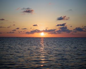 Preview wallpaper sunset, sea, waves, sun, clouds