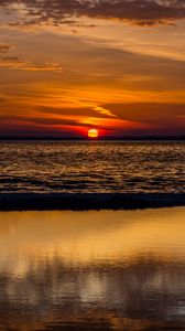 Preview wallpaper sunset, sea, waves, dusk, horizon