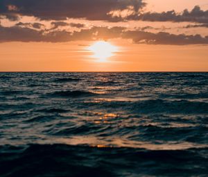 Preview wallpaper sunset, sea, waves, horizon, water