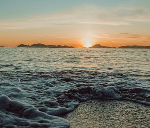 Preview wallpaper sunset, sea, waves, beach, water