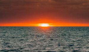 Preview wallpaper sunset, sea, waves, sun, clouds, horizon