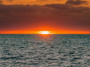 Preview wallpaper sunset, sea, waves, sun, clouds, horizon