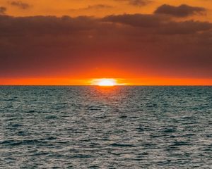 Preview wallpaper sunset, sea, waves, sun, clouds, horizon