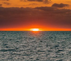 Preview wallpaper sunset, sea, waves, sun, clouds, horizon