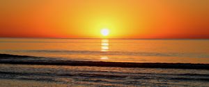 Preview wallpaper sunset, sea, waves, sun, reflection