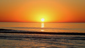 Preview wallpaper sunset, sea, waves, sun, reflection