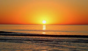 Preview wallpaper sunset, sea, waves, sun, reflection