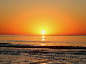 Preview wallpaper sunset, sea, waves, sun, reflection