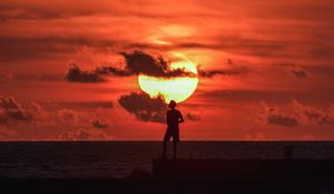 Preview wallpaper sunset, silhouette, dark, sea, dusk