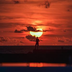Preview wallpaper sunset, silhouette, dark, sea, dusk