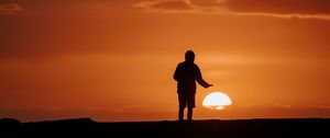Preview wallpaper sunset, silhouette, sun, dark, evening