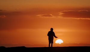 Preview wallpaper sunset, silhouette, sun, dark, evening