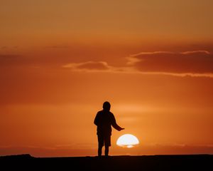 Preview wallpaper sunset, silhouette, sun, dark, evening