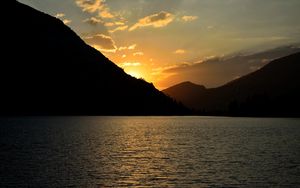 Preview wallpaper sunset, slope, sea, glare, sky
