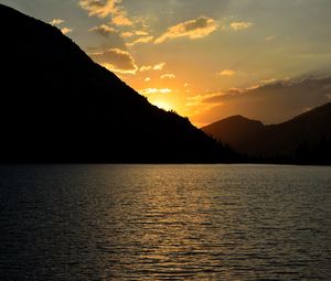 Preview wallpaper sunset, slope, sea, glare, sky