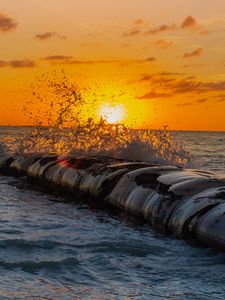 Preview wallpaper sunset, spray, sea, waves, sun
