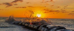 Preview wallpaper sunset, spray, sea, waves, sun