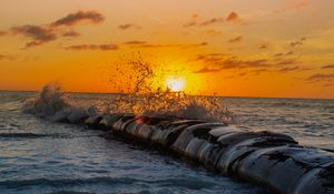 Preview wallpaper sunset, spray, sea, waves, sun