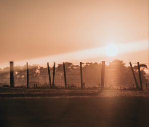 Preview wallpaper sunset, sun, bright, fence, dusk