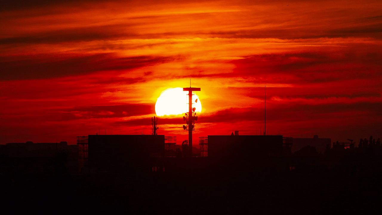 Wallpaper sunset, sun, buildings, city, sky