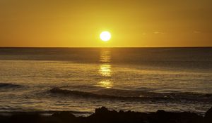 Preview wallpaper sunset, sun, coast, sea, waves