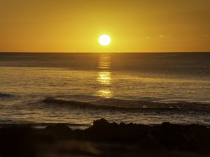 Preview wallpaper sunset, sun, coast, sea, waves