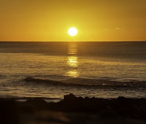 Preview wallpaper sunset, sun, coast, sea, waves