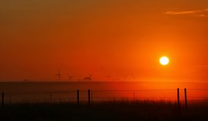 Preview wallpaper sunset, sun, dusk, field, landscape