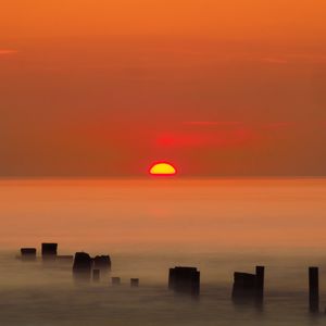Preview wallpaper sunset, sun, fog, sea, horizon