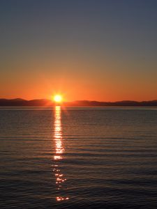 Preview wallpaper sunset, sun, glare, water, horizon
