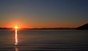 Preview wallpaper sunset, sun, glare, water, horizon