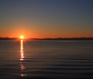 Preview wallpaper sunset, sun, glare, water, horizon