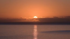 Preview wallpaper sunset, sun, glare, horizon, water
