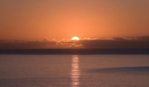 Preview wallpaper sunset, sun, glare, horizon, water