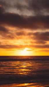 Preview wallpaper sunset, sun, glare, water, clouds