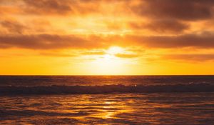 Preview wallpaper sunset, sun, glare, water, clouds