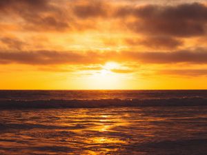 Preview wallpaper sunset, sun, glare, water, clouds