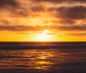Preview wallpaper sunset, sun, glare, water, clouds