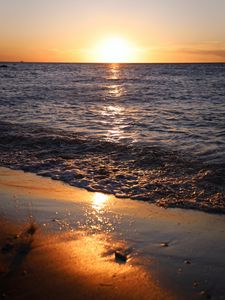 Preview wallpaper sunset, sun, glare, sea, horizon, water