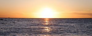 Preview wallpaper sunset, sun, glare, sea, horizon, water
