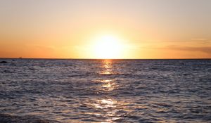 Preview wallpaper sunset, sun, glare, sea, horizon, water