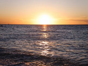 Preview wallpaper sunset, sun, glare, sea, horizon, water