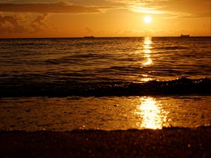 Preview wallpaper sunset, sun, glare, horizon, coast